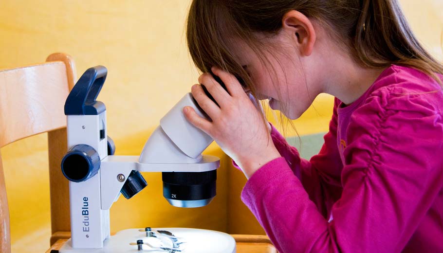Mädchen mit Mikroskop bei expirius